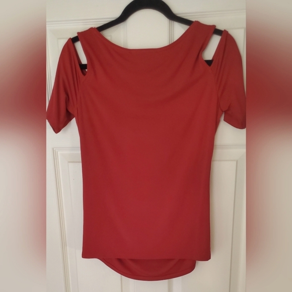 White House Black Market Burgundy Ruched Short Sleeve Cold Shoulder Top Size M - Picture 2 of 7